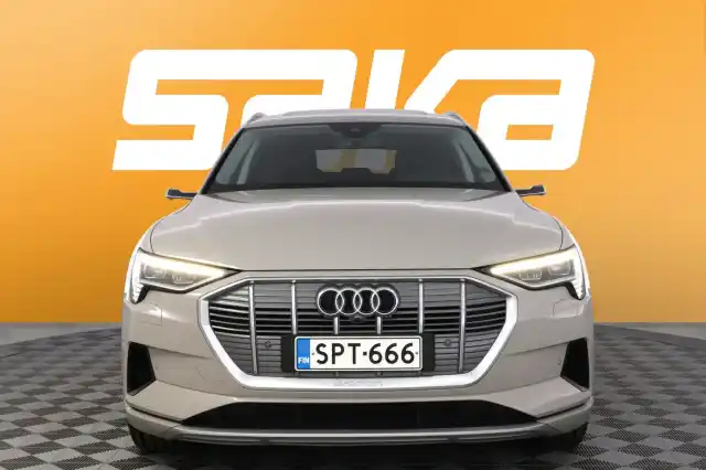 Harmaa Maastoauto, Audi e-tron – SPT-666