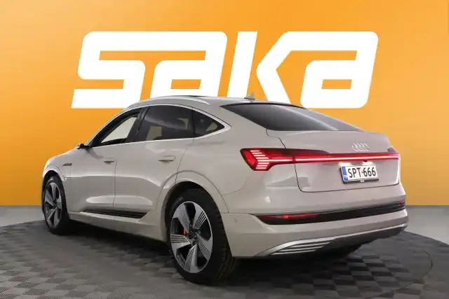 Harmaa Maastoauto, Audi e-tron – SPT-666