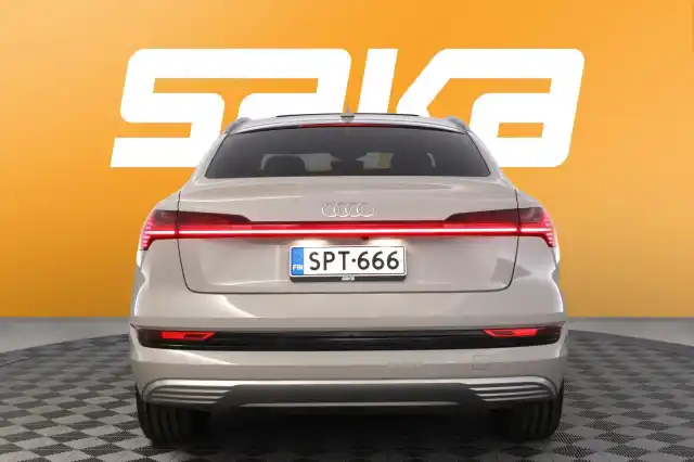 Harmaa Maastoauto, Audi e-tron – SPT-666