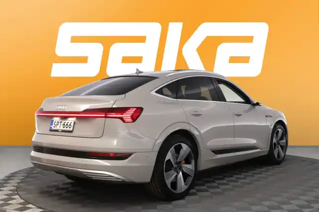 Harmaa Maastoauto, Audi e-tron – SPT-666
