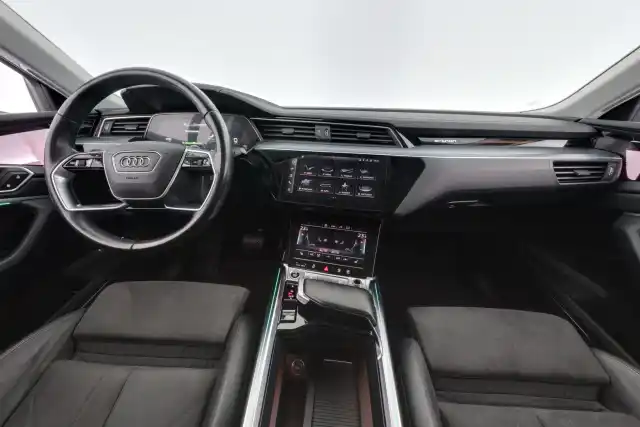 Harmaa Maastoauto, Audi e-tron – SPT-666