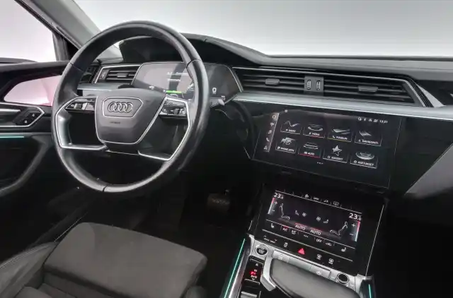Harmaa Maastoauto, Audi e-tron – SPT-666