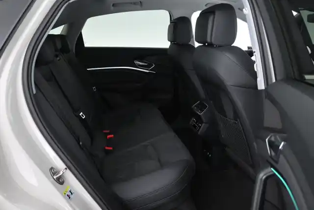 Harmaa Maastoauto, Audi e-tron – SPT-666