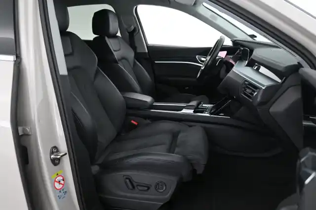 Harmaa Maastoauto, Audi e-tron – SPT-666