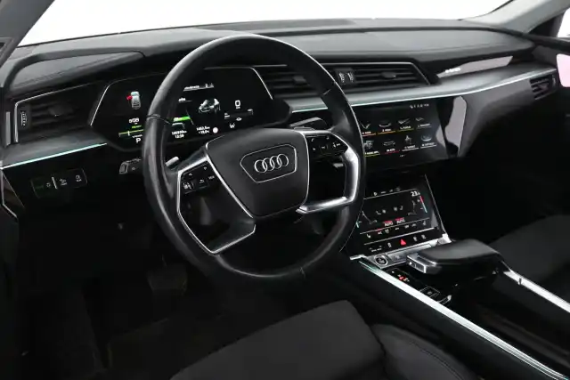 Harmaa Maastoauto, Audi e-tron – SPT-666