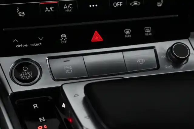 Harmaa Maastoauto, Audi e-tron – SPT-666