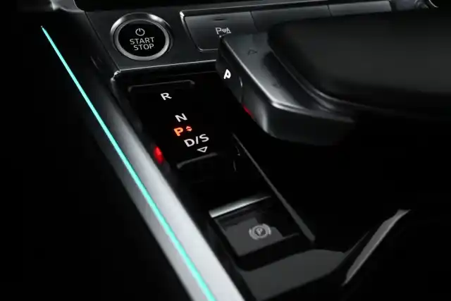 Harmaa Maastoauto, Audi e-tron – SPT-666