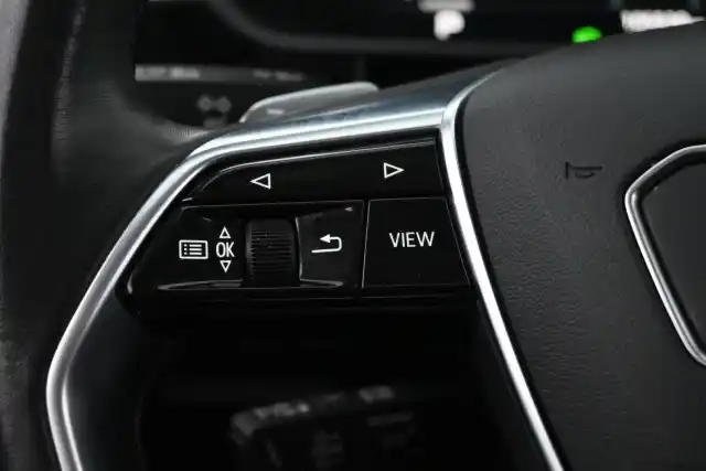 Harmaa Maastoauto, Audi e-tron – SPT-666