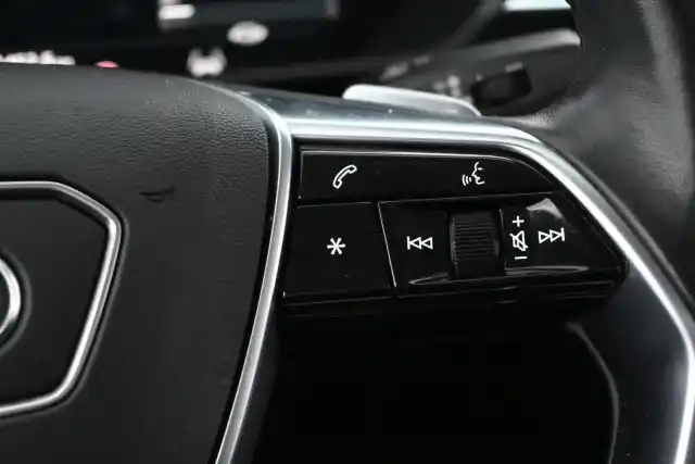 Harmaa Maastoauto, Audi e-tron – SPT-666