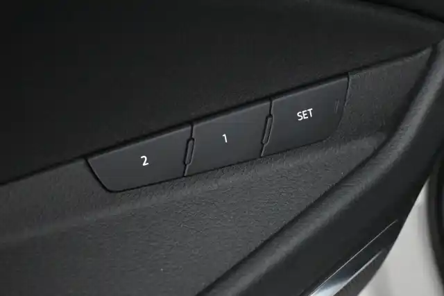 Harmaa Maastoauto, Audi e-tron – SPT-666
