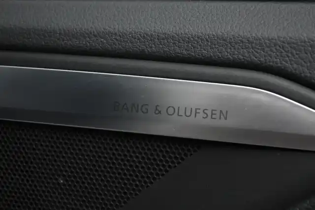 Harmaa Maastoauto, Audi e-tron – SPT-666