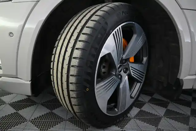 Harmaa Maastoauto, Audi e-tron – SPT-666
