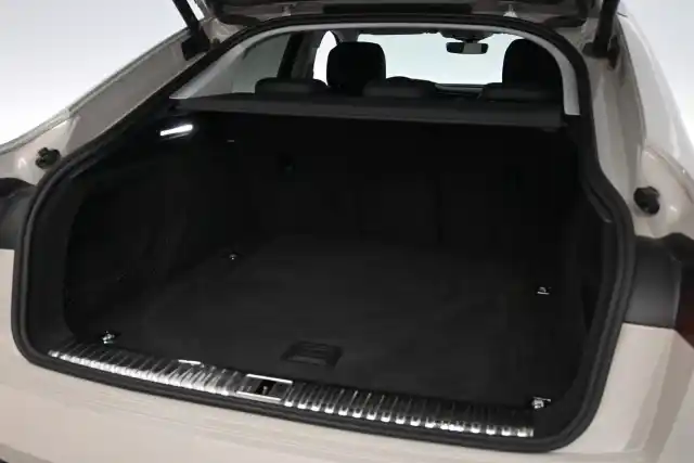 Harmaa Maastoauto, Audi e-tron – SPT-666