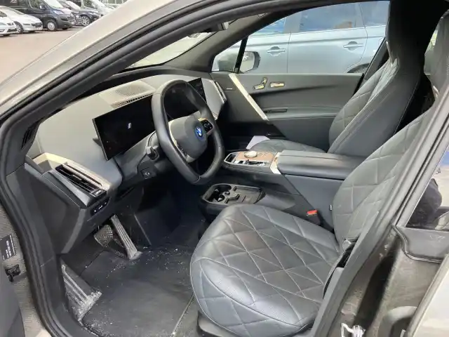 Harmaa Maastoauto, BMW iX – SPT-792