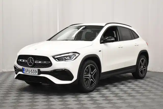 Valkoinen Maastoauto, Mercedes-Benz GLA – SPU-539