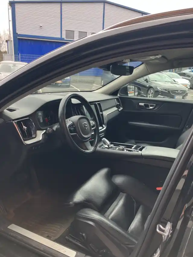 Musta Farmari, Volvo V60 – SPU-561