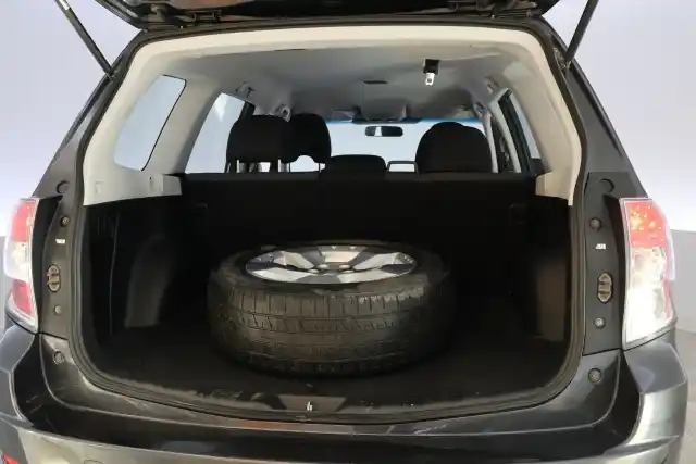 Harmaa Maastoauto, Subaru Forester – SPZ-414