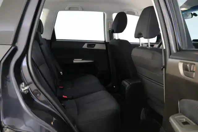 Harmaa Maastoauto, Subaru Forester – SPZ-414