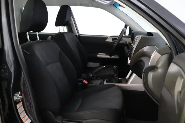 Harmaa Maastoauto, Subaru Forester – SPZ-414