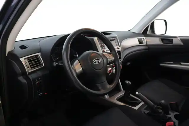 Harmaa Maastoauto, Subaru Forester – SPZ-414