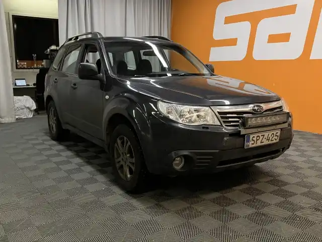 Harmaa Farmari, Subaru Forester – SPZ-425