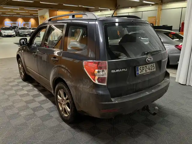 Harmaa Farmari, Subaru Forester – SPZ-425