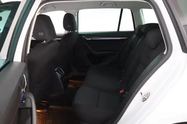 Valkoinen Farmari, Skoda Octavia – SRA-181