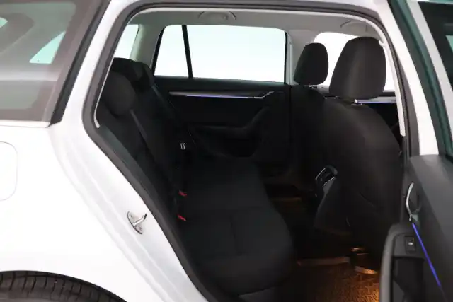 Valkoinen Farmari, Skoda Octavia – SRA-181