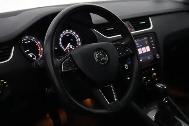 Valkoinen Farmari, Skoda Octavia – SRA-181