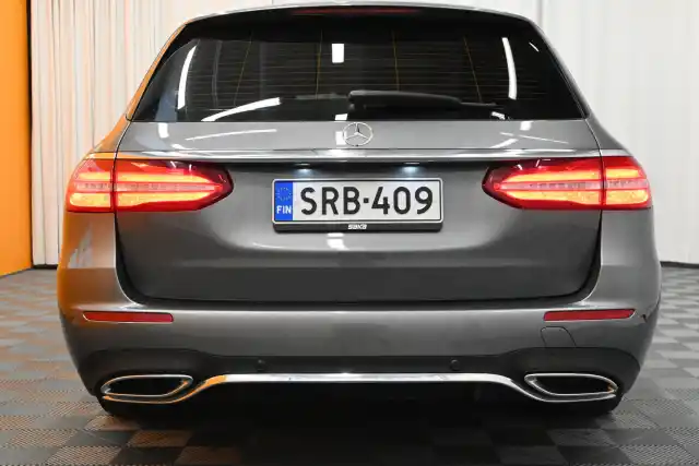 Harmaa Farmari, Mercedes-Benz E – SRB-409