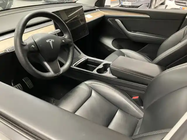 Valkoinen Maastoauto, Tesla Model Y – SRC-984