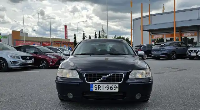 Sininen Sedan, Volvo S60 – SRI-969