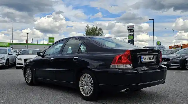 Sininen Sedan, Volvo S60 – SRI-969