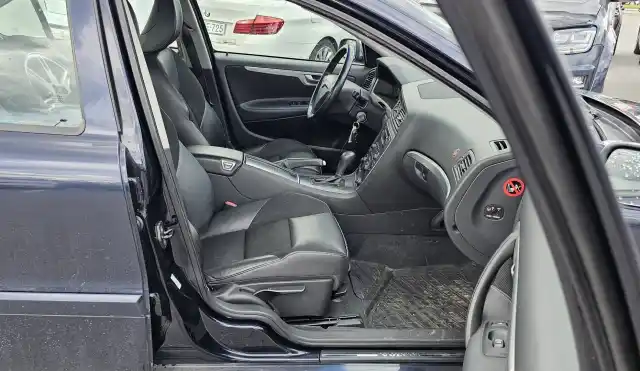 Sininen Sedan, Volvo S60 – SRI-969
