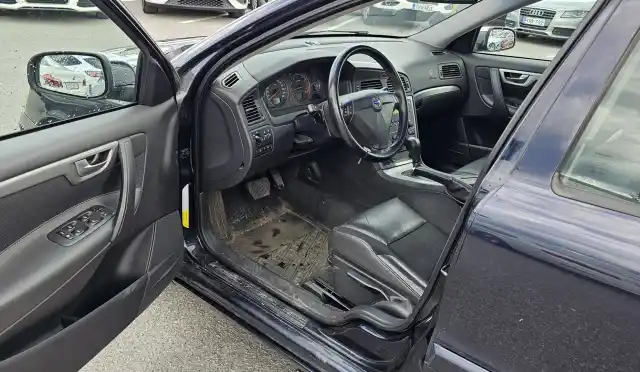 Sininen Sedan, Volvo S60 – SRI-969