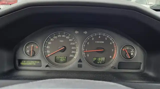 Sininen Sedan, Volvo S60 – SRI-969