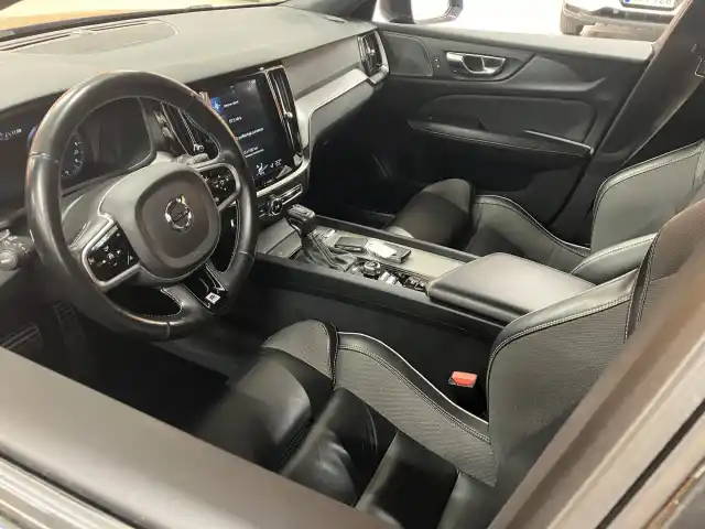 Sininen Farmari, Volvo V60 – STZ-651
