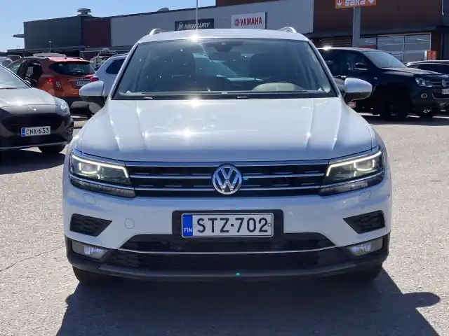 Valkoinen Maastoauto, Volkswagen Tiguan – STZ-702