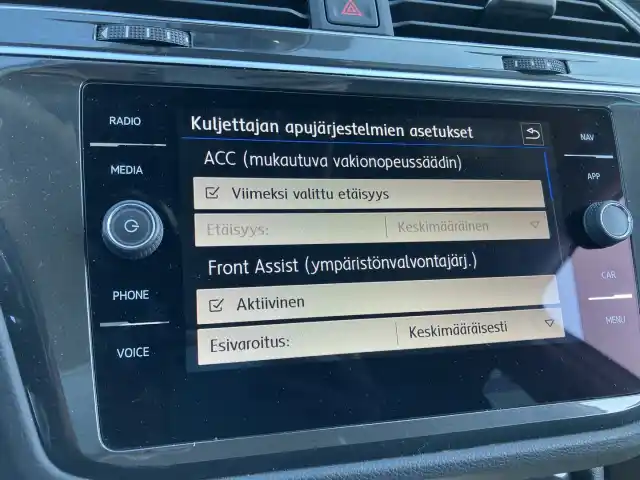 Valkoinen Maastoauto, Volkswagen Tiguan – STZ-702