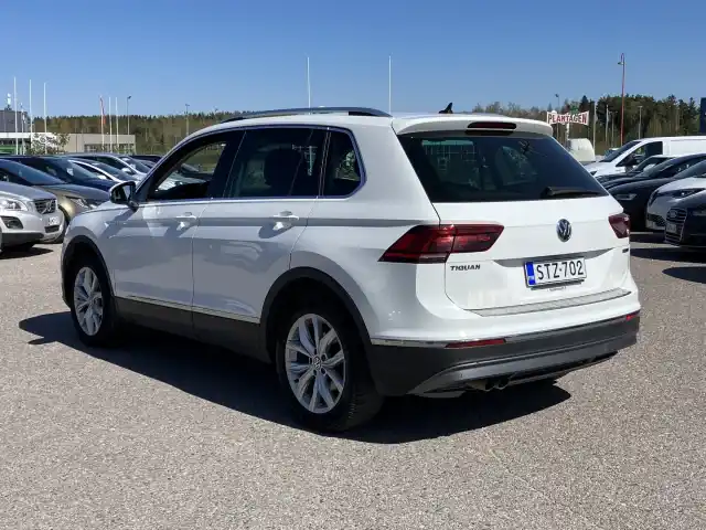 Valkoinen Maastoauto, Volkswagen Tiguan – STZ-702