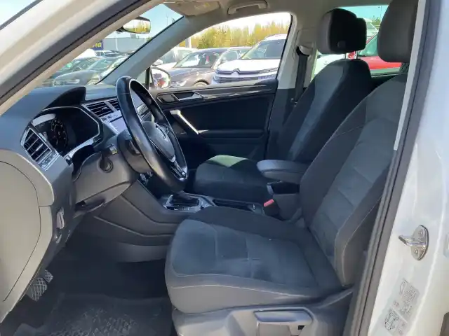 Valkoinen Maastoauto, Volkswagen Tiguan – STZ-702