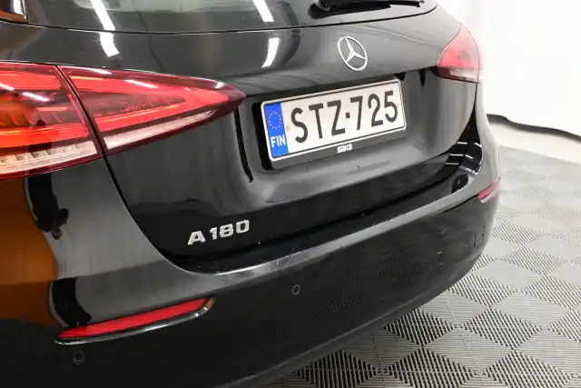 Musta Viistoperä, Mercedes-Benz A – STZ-725