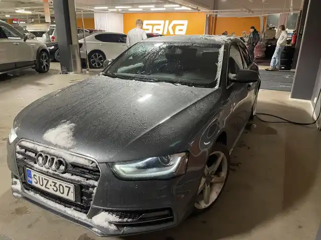 Harmaa Sedan, Audi A4 – SUZ-307