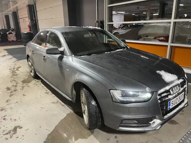 Harmaa Sedan, Audi A4 – SUZ-307