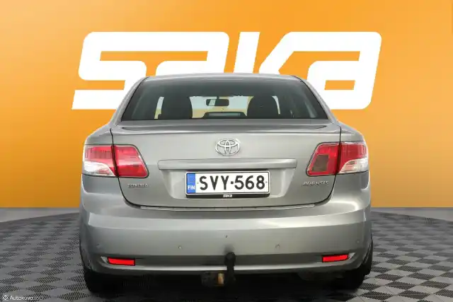 Harmaa Sedan, Toyota Avensis – SVY-568