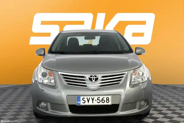 Harmaa Sedan, Toyota Avensis – SVY-568