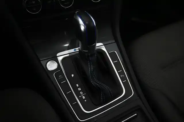 Harmaa Viistoperä, Volkswagen Golf – SXZ-895