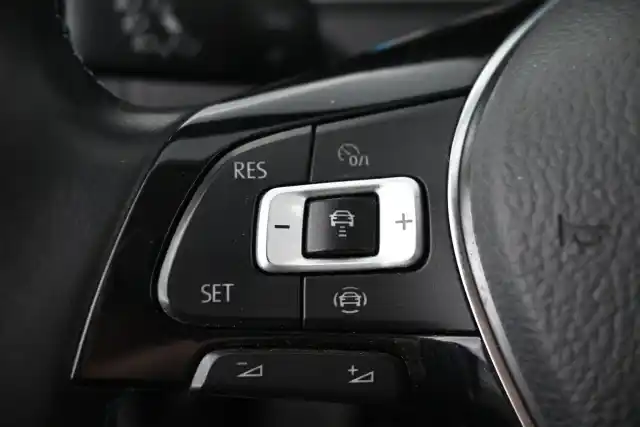 Harmaa Viistoperä, Volkswagen Golf – SXZ-895
