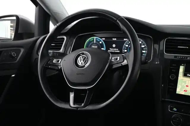 Harmaa Viistoperä, Volkswagen Golf – SXZ-895
