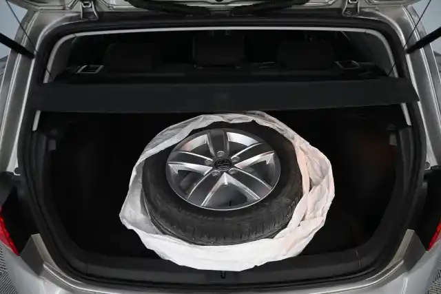 Harmaa Viistoperä, Volkswagen Golf – SXZ-895
